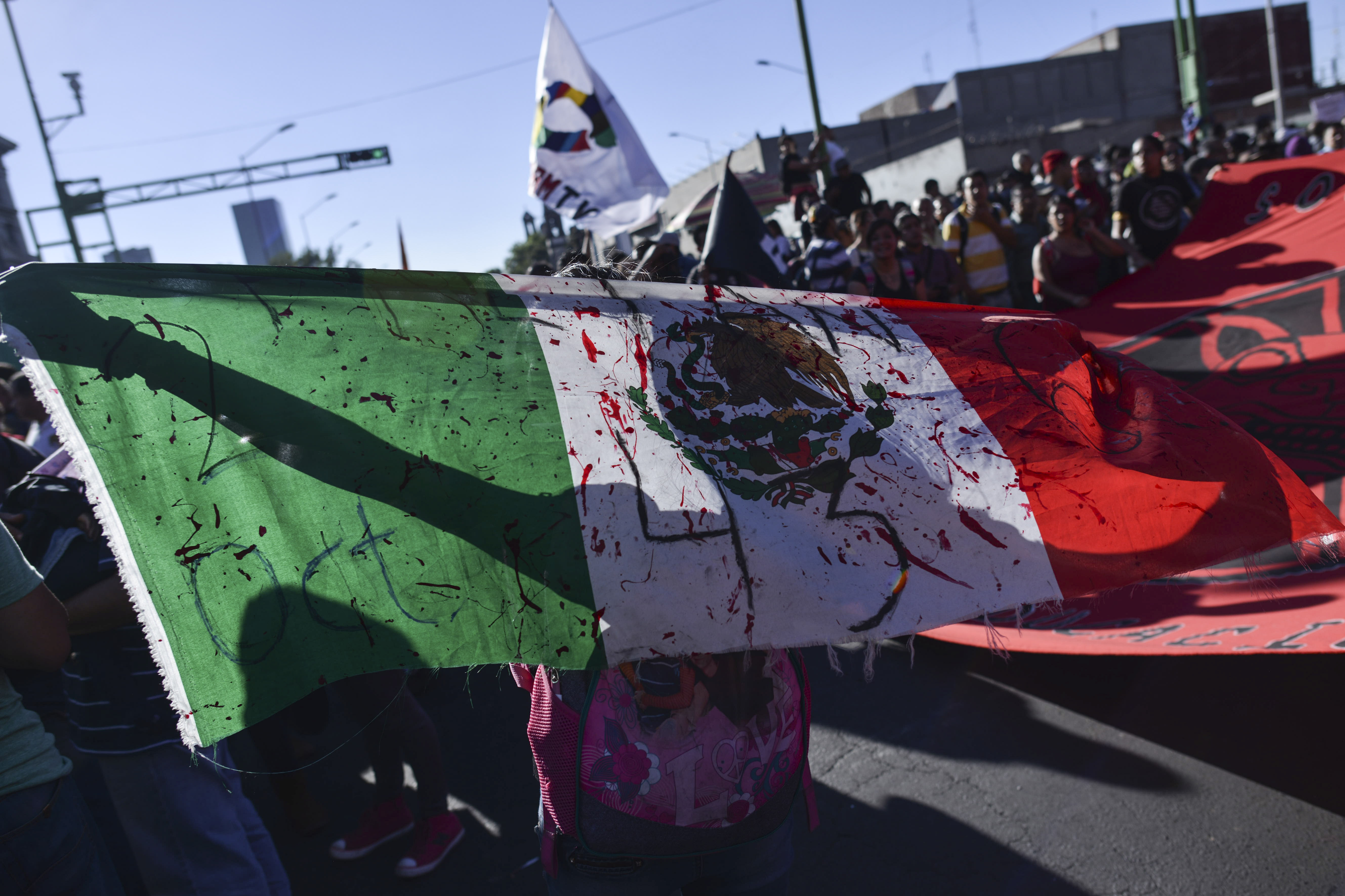 MÉXICO, D.F., 02OCTUBRE2015.- En el 27 aniversario de la masacre estudiantil del 02 de octubre de 1968, ex líderes estudiantiles agrupados en el Comité del 68, los padres de los 43 normalistas desaparecidos de Ayotzinapa, organizaciones sociales y estudiantiles (UNAM, IPN, UAM, UACM, entre otras), realizaron una marcha de la Plaza de las Tres Culturas en Tlatelolco al Zócalo capitalino.  FOTO: ADOLFO VLADIMIR /CUARTOSCURO.COM