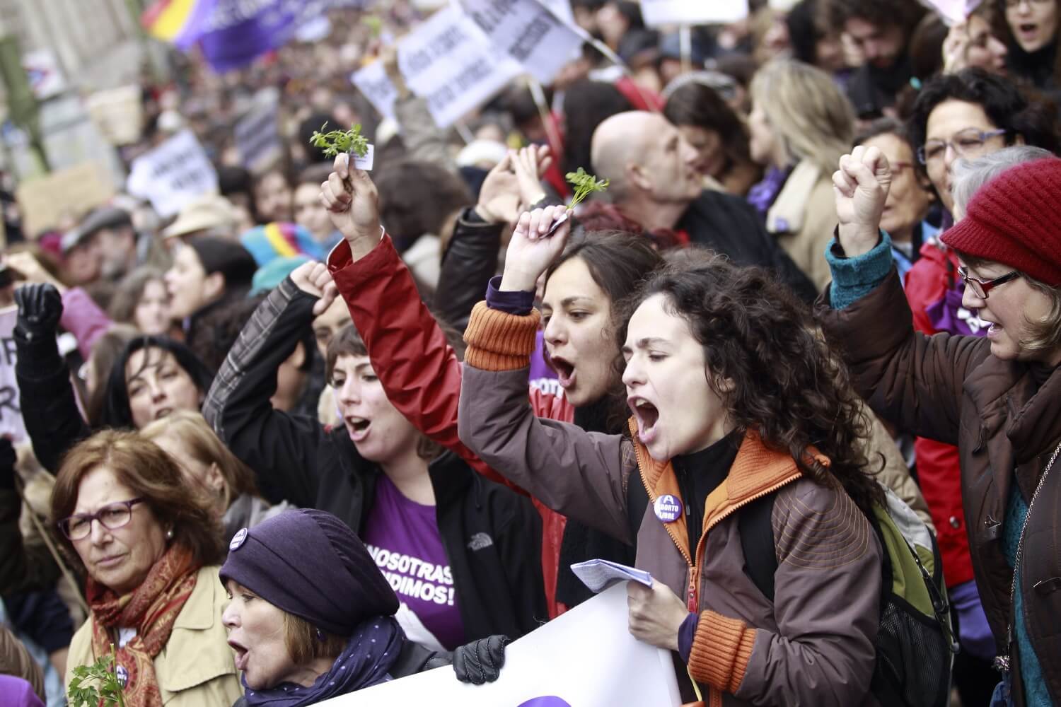 GRA130 MADRID, 08/02/2014.- Numerosas mujeres se manifestaron en la marcha convocada por el Movimiento Feminista de Madrid para mostrar su rechazo al anteproyecto de la ley del aborto que transcurrió desde la glorieta de San Bernardo hasta la plaza de Callao. EFE/Víctor Lerena