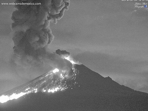 Explosión en el volcán Popocatépetl la noche de ayer. La más grande en tres años por la fuerza de la expulsión. 
