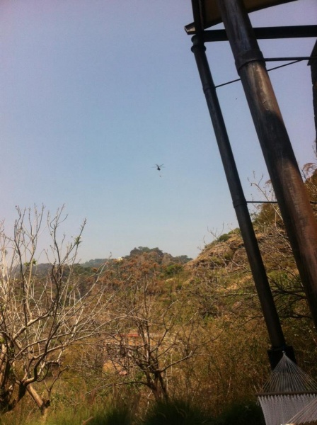 Helicópteros descargando agua en la zona alta de Meztitla y Los Venaditos.